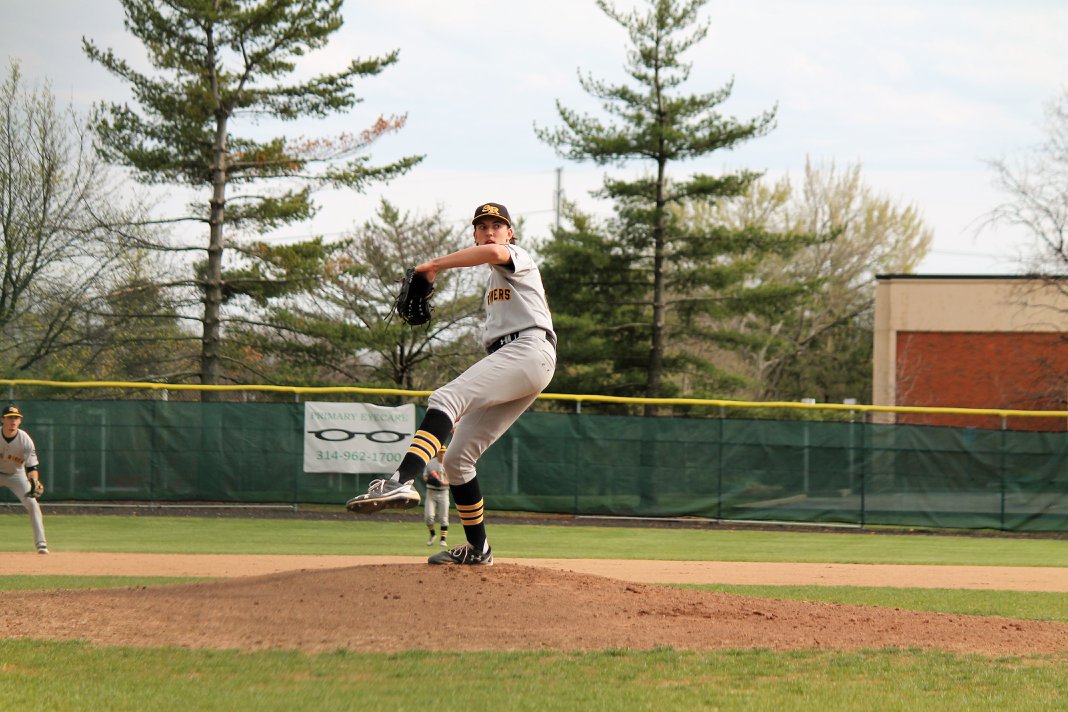 Raiders drop series to St. Louis CC