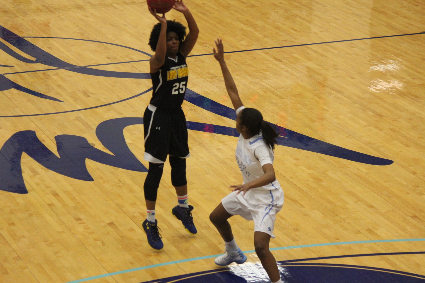 Smith’s late putback, block lift Lady Raiders